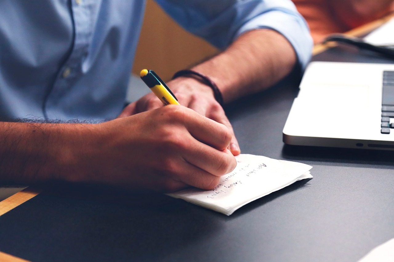 zoom sur mains d'un business man qui écrit une note